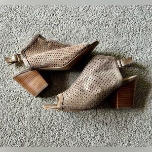 ISOLA Women's 11 Lora Anthracite Suede Gold Shimmer Perforated Strap Heels Shoes